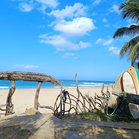 Light House Beach Hut Komari Dış mekan fotoğraf